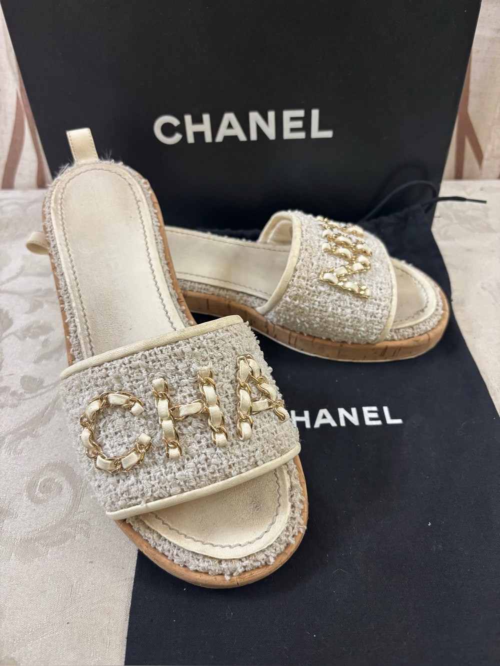 🆕 Chanel Signature chain Tweed Mules 😍
